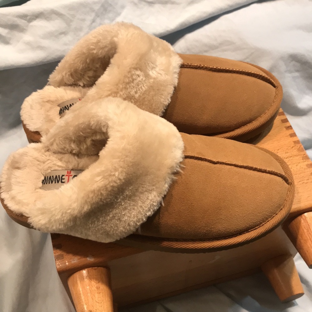 Minnetonka womens  8/M leather upper slippers final markdown no offers - Picture 3 of 12